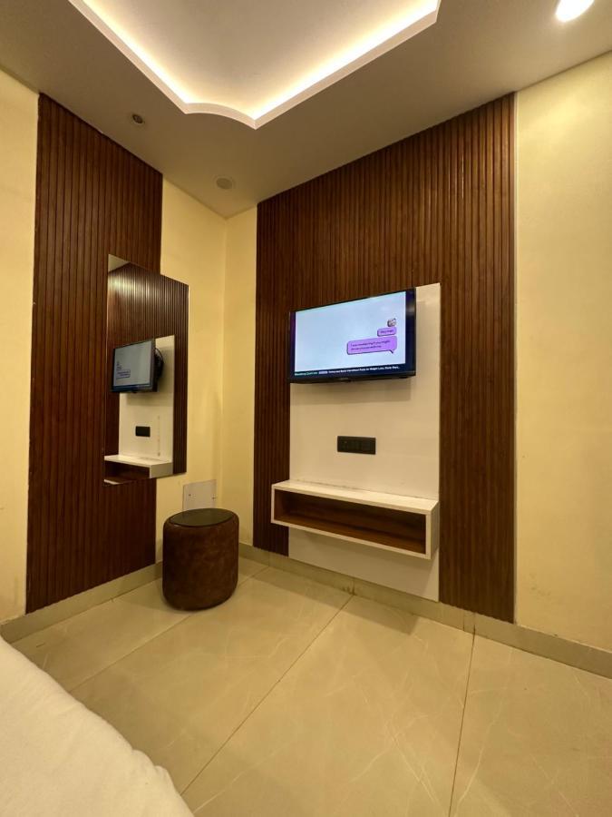 ניו דלהי Hotel Mahalaxmi Deluxe מראה חיצוני תמונה